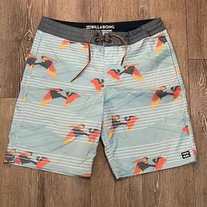 Billabong Men's Lo Tides Sundays Pelican Print Board Shorts Size 30